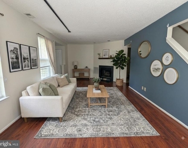 1402 Tristram Circle - Photo Thumbnail 2