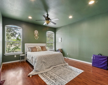 286 Simpson Ave - Photo Thumbnail 10