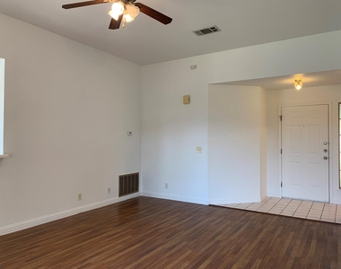 210 Evergreen Cir - Photo Thumbnail 3