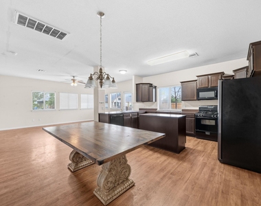 601 Silver Wing Ct - Photo Thumbnail 5