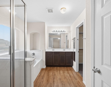 601 Silver Wing Ct - Photo Thumbnail 9