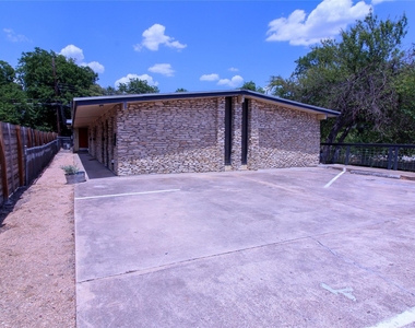 300 Franklin Blvd - Photo Thumbnail 8