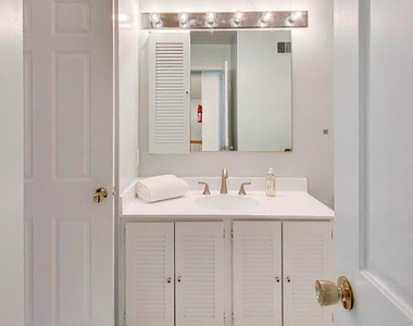 4736 Massachusetts Avenue Nw - Photo Thumbnail 20