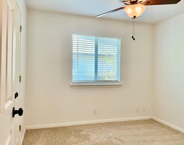 706 Stewart Dr - Photo Thumbnail 13