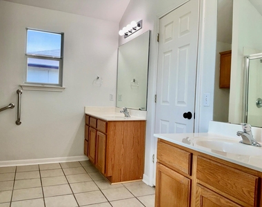 706 Stewart Dr - Photo Thumbnail 11