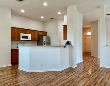 706 Stewart Dr - Photo Thumbnail 4