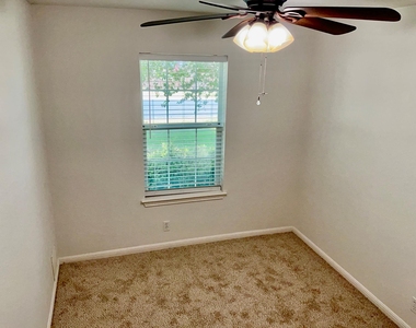 706 Stewart Dr - Photo Thumbnail 16
