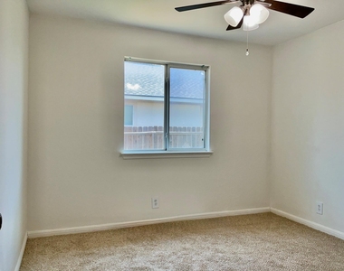 706 Stewart Dr - Photo Thumbnail 18