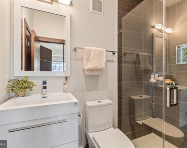 1711 D Street Se - Photo Thumbnail 9