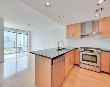 300 Bowie St - Photo Thumbnail 5