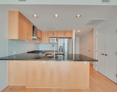 300 Bowie St - Photo Thumbnail 4