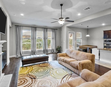 104 Canyon Lake Ln - Photo Thumbnail 8