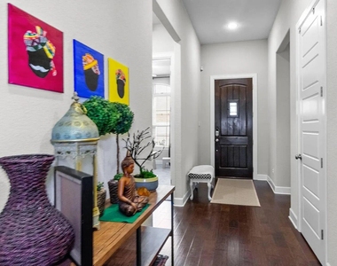 104 Canyon Lake Ln - Photo Thumbnail 5