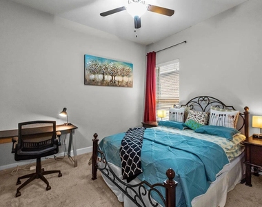 104 Canyon Lake Ln - Photo Thumbnail 13