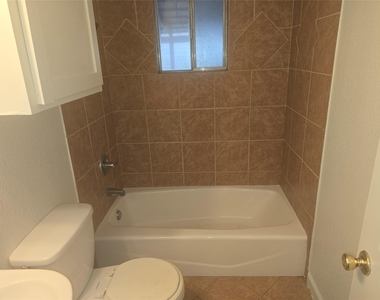 804 Lexington St - Photo Thumbnail 3