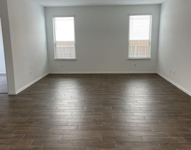 448 Pickrell Loop - Photo Thumbnail 4