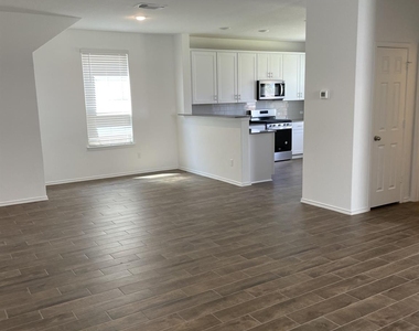 448 Pickrell Loop - Photo Thumbnail 2