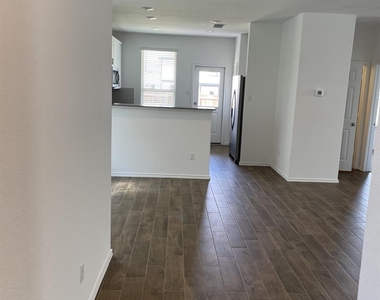 448 Pickrell Loop - Photo Thumbnail 3