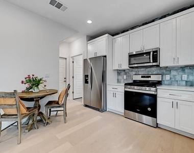 2405 E 11th St - Photo Thumbnail 11