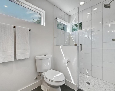 2405 E 11th St - Photo Thumbnail 18