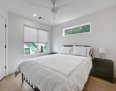 2405 E 11th St - Photo Thumbnail 15
