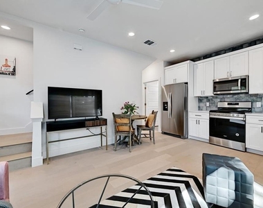 2405 E 11th St - Photo Thumbnail 12