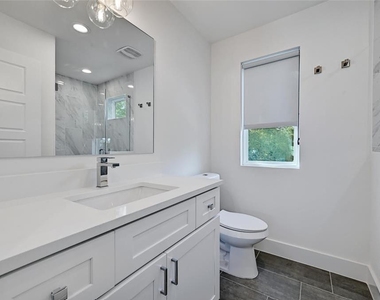 2405 E 11th St - Photo Thumbnail 17