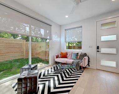 2405 E 11th St - Photo Thumbnail 3
