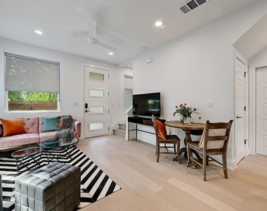 2405 E 11th St - Photo Thumbnail 9