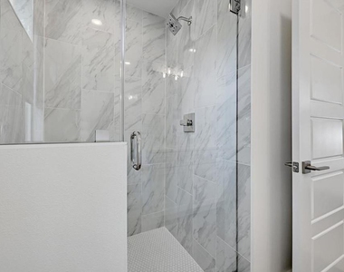 2405 E 11th St - Photo Thumbnail 21