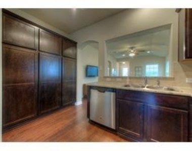 932 Lost Pines Ln - Photo Thumbnail 13
