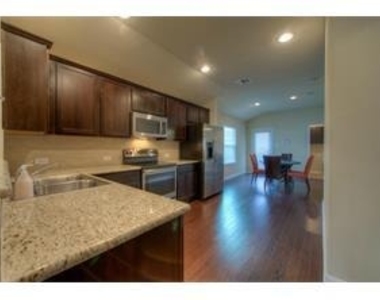 932 Lost Pines Ln - Photo Thumbnail 11