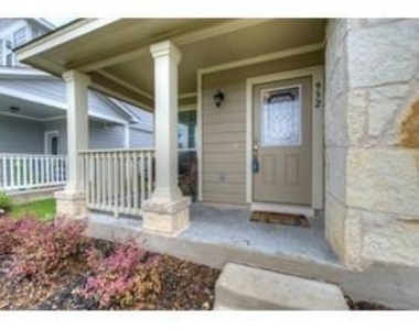 932 Lost Pines Ln - Photo Thumbnail 3