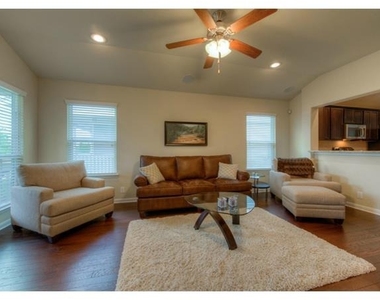 932 Lost Pines Ln - Photo Thumbnail 7
