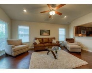932 Lost Pines Ln - Photo Thumbnail 8