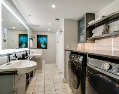 300 Bowie St - Photo Thumbnail 8