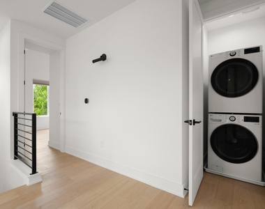 913 Capitol Ct - Photo Thumbnail 24