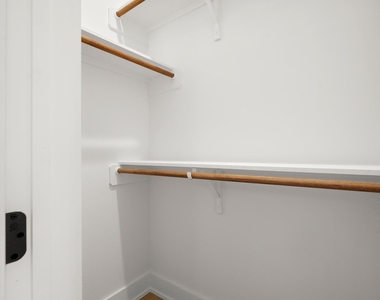 913 Capitol Ct - Photo Thumbnail 22