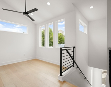 913 Capitol Ct - Photo Thumbnail 15