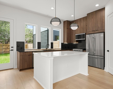 913 Capitol Ct - Photo Thumbnail 11