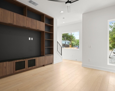 913 Capitol Ct - Photo Thumbnail 9