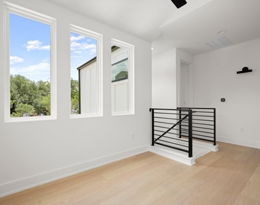 913 Capitol Ct - Photo Thumbnail 16