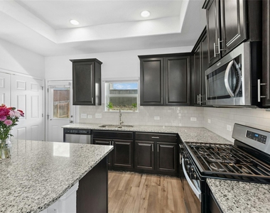 10813 Sentinel Dr - Photo Thumbnail 7