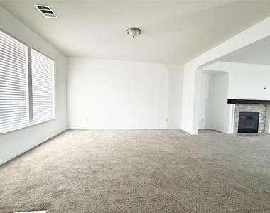 1720 Foxglove Cir - Photo Thumbnail 5