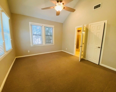 521 E Live Oak St - Photo Thumbnail 13