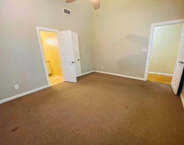 521 E Live Oak St - Photo Thumbnail 14