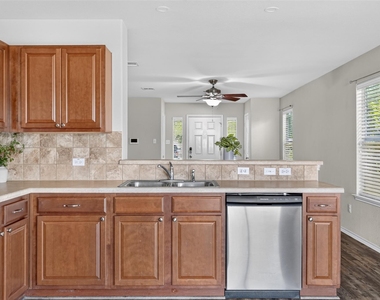 313 Wimberley St - Photo Thumbnail 11