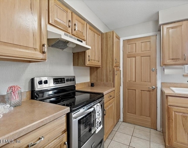 1618 El Camino Road - Photo Thumbnail 10