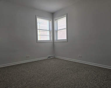 6039 N Artesian Avenue - Photo Thumbnail 14