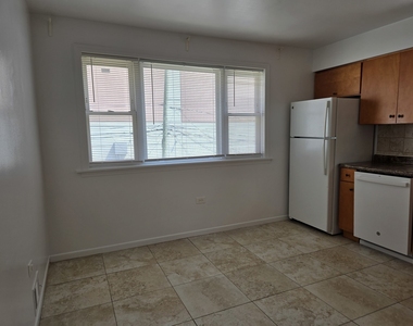 6039 N Artesian Avenue - Photo Thumbnail 11